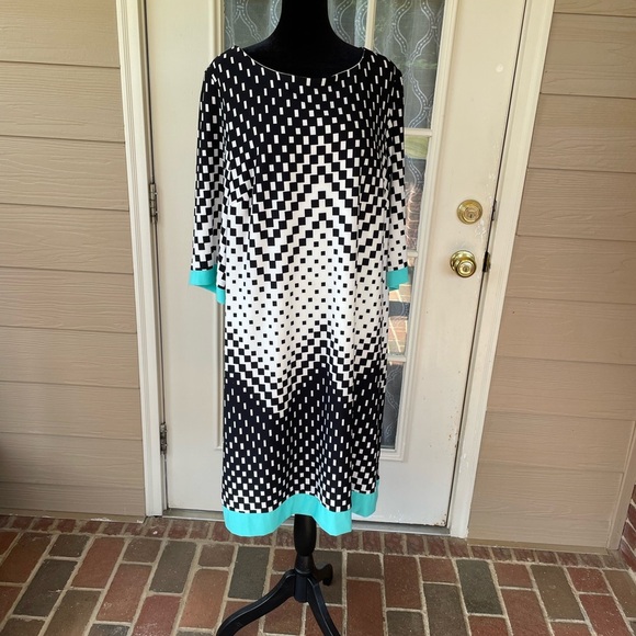Signature Camryn Monochrome Dress - Picture 2 of 4